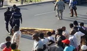 Un individu se tranche la gorge devant le poste de police de Nguinth