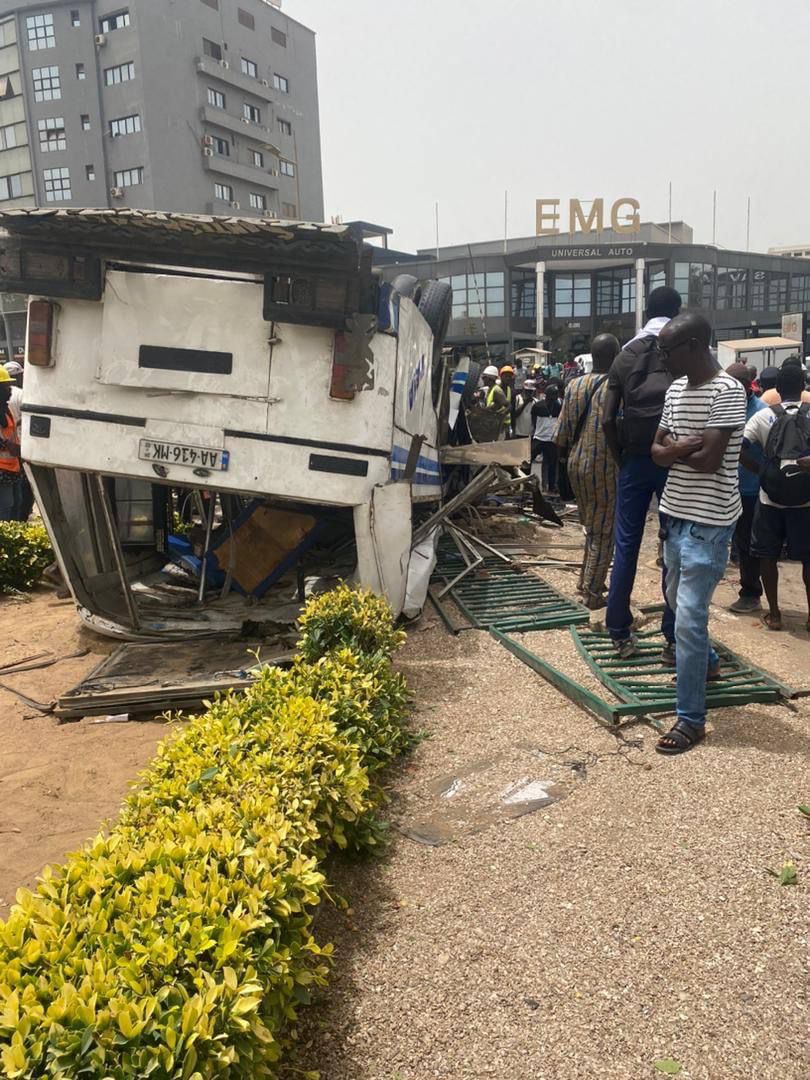 Un bus TATA s'est renversé vers le Rond-point EMG, un mort dénombré