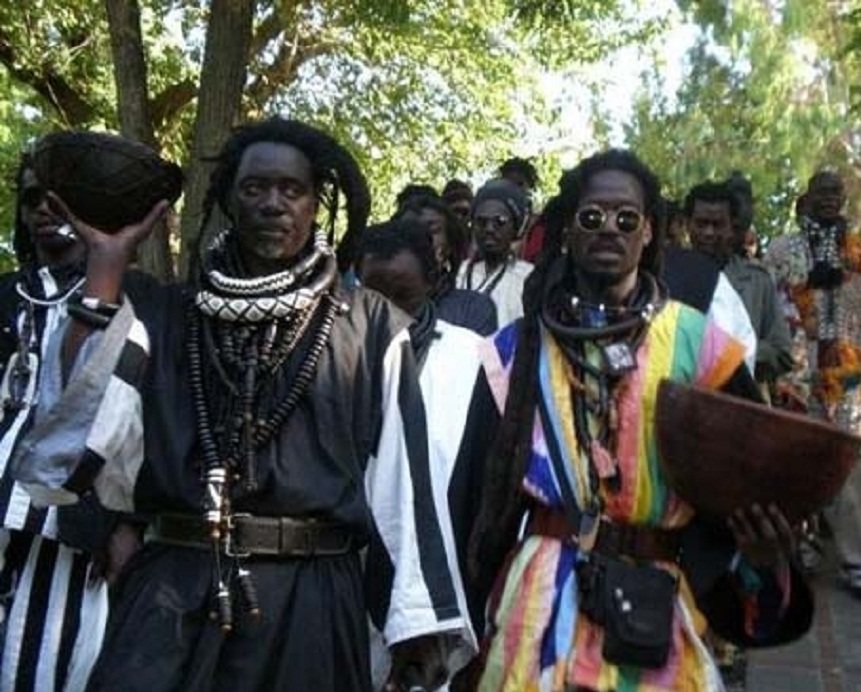 Les « Baye Fall » gâtés par Cheikh Amar le jour de la Korité