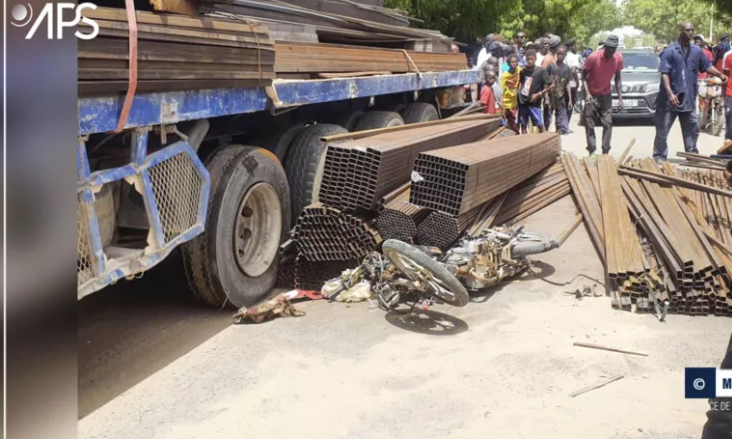 Louga : un conducteur de moto ”Jakarta” mortellement touché par des barres de fer tombées d’un camion