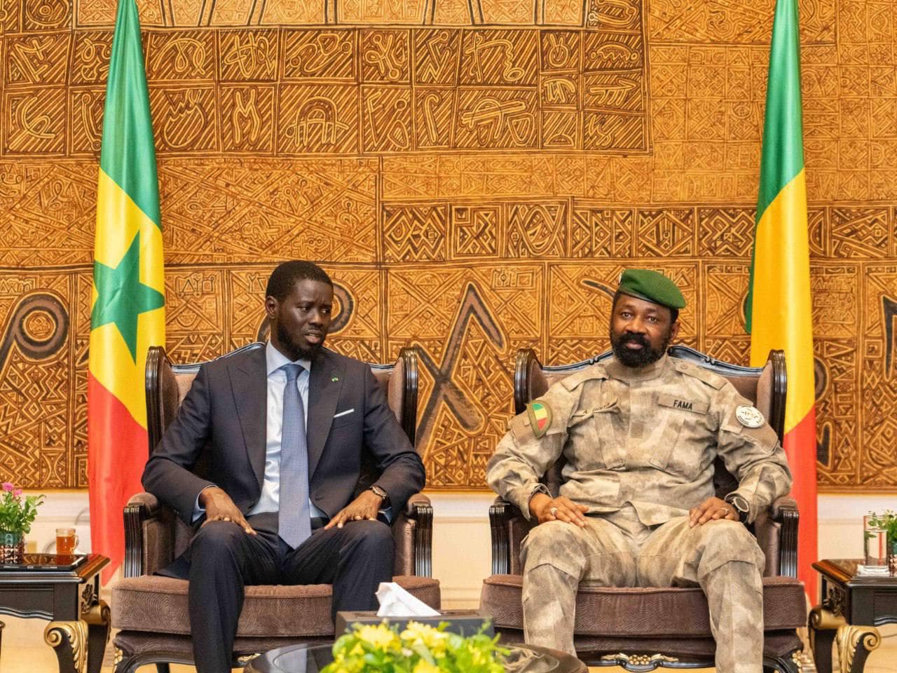 En Visite Au Mali Bassirou Diomaye Faye Accueilli Par Le Colonel en-visite-au-mali-bassirou-diomaye-faye-accueilli-par-le-colonel