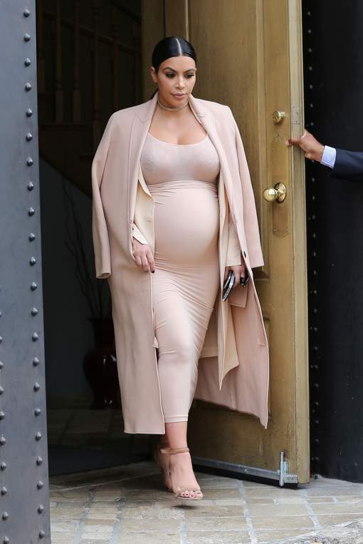 Kim Kardashian : "Je ressemble à une putain de baleine" Kim Kardashian, enceinte de sept mois, a visiblement hâte d'accoucher.