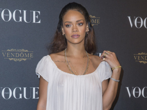 Rihanna dévoile sa poitrine dans un nouvel extrait de “BBHMM)