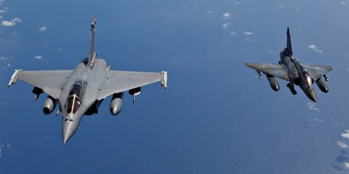 Dix chasseurs français bombardent actuellement Raqqa, fief de l'EI en Syrie (ministre de la Défense)