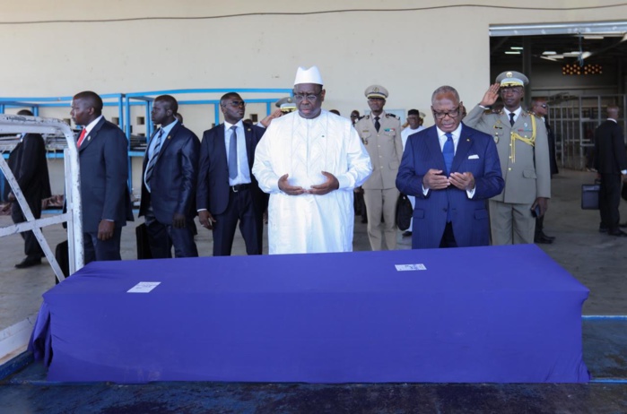 Bamako : les Présidents Sall et Keyta s'inclinent devant le corps de Assane Sall, victime des attentats du jeudi avant son rappatriement à Daka
