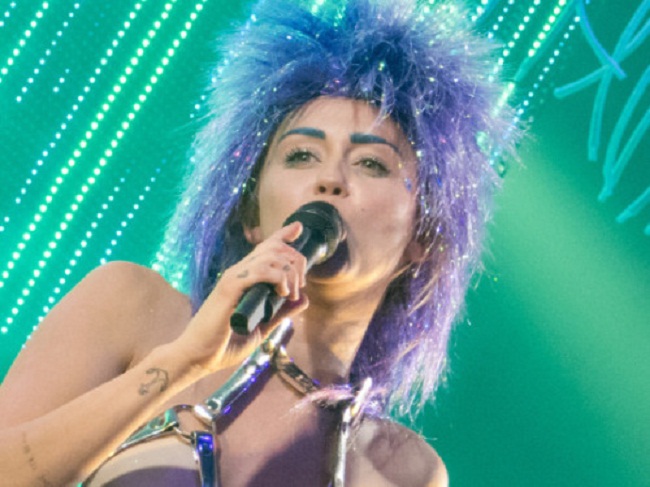 Elle a osé ! Miley Cyrus débarque sur scène avec… un sex-toy géant entre les jambes (photos)