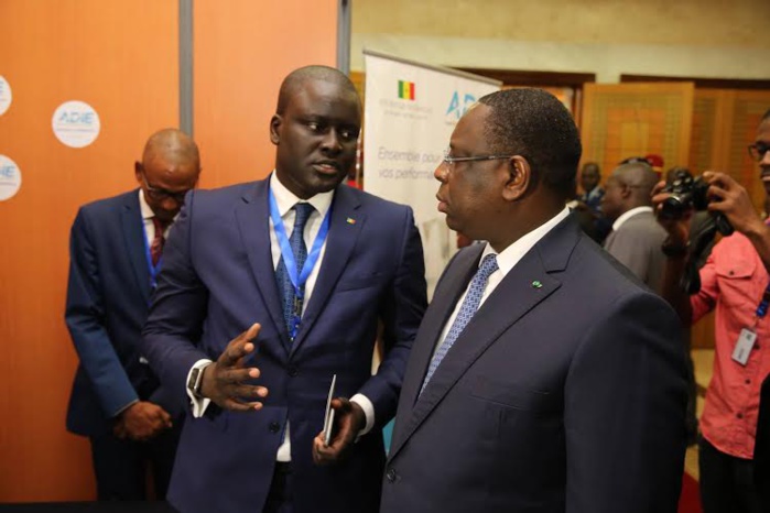 Le président Macky Sall en visite du stand de l'Adie au Colloque de la gendarmerie sur la cybercriminalité avec l'organisation des gendarmeries africaines