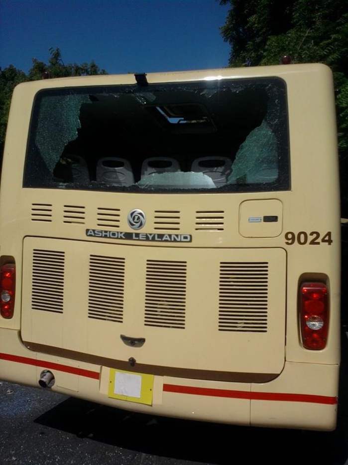 PETERSEN : Les ambulants déguerpis caillassent un bus de Dakar Dem Dikk (Images)