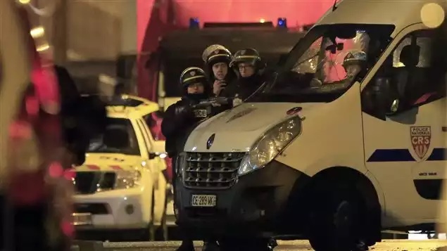 Fin de la prise d'otages à Roubaix, un mort Les trois otages, détenus depuis 19h00 par des hommes armés venus cambrioler leur maison à Roubaix (nord de la France), ont été libérés et l'un des preneurs d'otages tué lors de l'intervention de la police,