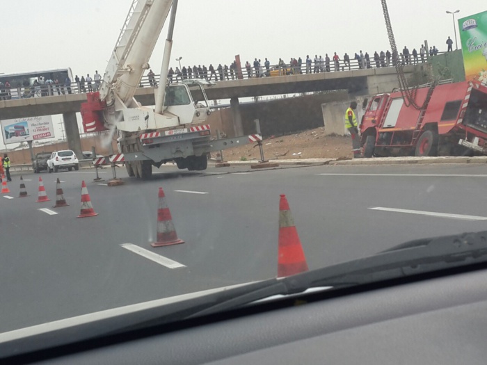 Autoroute à péage : Un camion des sapeurs-pompiers fait une sortie de route et termine sa course sur le bas côté