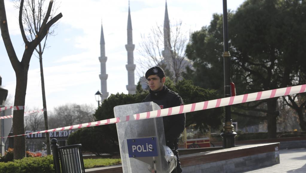 L'esplanade est bouclée par les forces de l'ordre, après l'explosion survenue ce mardi 12 janvier dans le quartier de Sultanahmet, près de la Mosquée bleue et de Sainte-Sophie, à Istanbul.