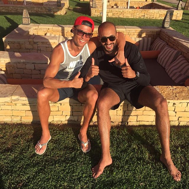 Cristiano Ronaldo et ses voyages au Maroc : la saga continue Selon le Huff Post, Cristiano Ronaldo continue de se rendre régulièrement au Maroc malgré l'interdiction posée par le Real Madrid.