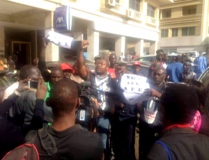 Le leader de la coalition Non aux APE et 2 autres membres arrêtés manu-militari