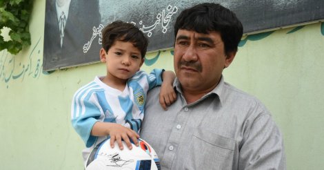 La famille du petit fan de Messi est obligée de fuir l'Afghanistan