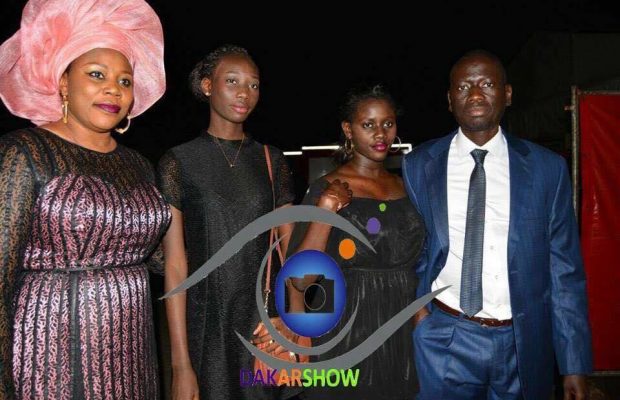 SERIGNE MBOUP ENTOURÉ DE SA PETITE FAMILLE.