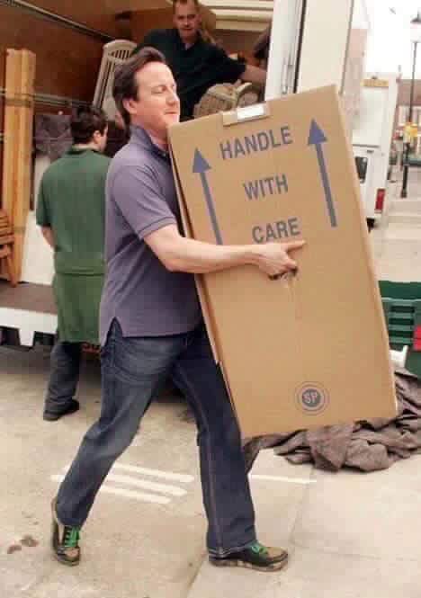 Leçon d'humilité du PM Britannique Cameron qui aide les déménageurs. Nos "kilifas" devraient s'en inspirer...