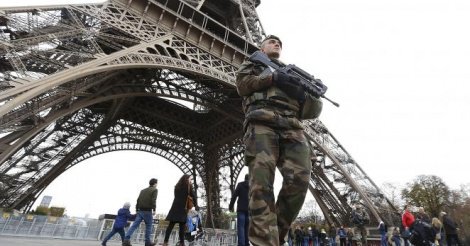 La tour Eiffel évacuée pour un colis suspect