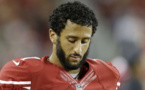 Un joueur de football américain refuse de se lever pendant l’hymne national pour dénoncer les violences faites aux Noirs