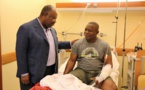 Ali Bongo très ému, rend visite aux policiers et militaires blessés