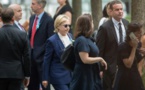 Hillary Clinton a une pneumonie, était déshydratée mais "récupère" (médecin)