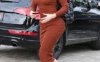 Khloé Kardashian dévoile son physique incroyable dans une robe orange
