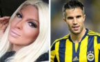 Van Persie insulté et menacé par la femme d'un adversaire Les supporters de Besiktas diront que Robin Van Persie l'a un peu cherché.