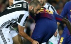 .................................................................................................................................................................................Hué par le Camp Nou, Gonzalo Higuain adresse un doigt d'honneur au public