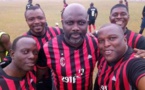 Le tout nouveau président de la République du Libéria Georges Weah avec ses compatriotes dans un terrain de football à Monrovia ce samedi 6 janvier 2018.