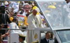 Une policière tombe de cheval, le pape descend de sa papamobile