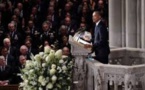 Barack Obama a livré un hommage poignant à son ancien adversaire John McCain, "Nous n'avons jamais..."