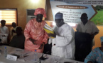 Mimi Touré remet ses 5438 parrainages de « militante de base » à Moustapha Niasse.