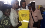 Le Directeur Général de la poste Abdoulaye Bibi Balde offre 500 gilets et 500 casques aux conducteurs de jakartas à kolda