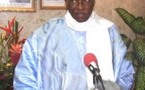 Wade en grand boublou bleu attend Macky pour la passation de service