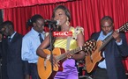 REGARDEZ. Coumba Gawlo Seck se met à la guitare