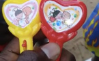 Bonbon sous forme de jouet mettant en scène deux enfants qui s’embrassent: le Ministère du Commerce demande leur retrait du marché