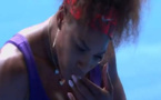 Serena Williams se donne un coup de raquette dans le visage