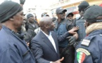 Point E - Policiers et gendarmes "se bagarrent pour garder Idy"