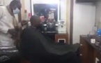 En pleine tempête Adji Sarr, Sonko se rend à pied chez son coiffeur