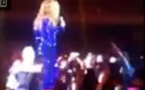 REGARDEZ. Beyoncé se fait tapoter les fesses sur scène