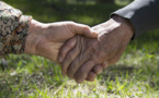 Le superbe geste d'amour d'un homme pour son épouse atteinte de démence