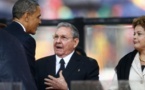 La poignée de main historique Obama-Castro divise
