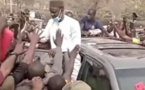 Ousmane Sonko à l'UCAD : Son véhicule caillassé, il prend la fuite