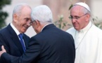 Peres et Abbas souriants et chaleureux au Vatican