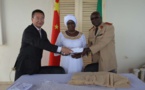 La Première Dame offre 25 millions de francs et un millier de draps  aux hôpitaux de Dakar