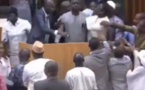 Assemblée nationale : Les images des altercations entre députés de l’opposition et ceux du pouvoir (vidéo)