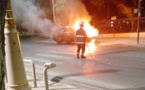 UNE VOITURE PREND FEU DEVANT LE PALAIS