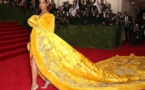 Rihanna, moquée à cause de sa robe pizza, elle répond !