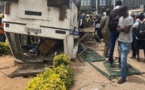 Un bus TATA s'est renversé vers le Rond-point EMG, un mort dénombré