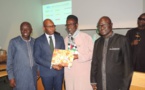 Rencontre avec les syndicats d’enseignants : Le Ministre Moustapha Mamba Guirassy solutionne une vieille doléance en remettant plus de 5000 arrêtés et décisions de nominations aux Secrétaires généraux de syndicats.