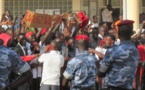 Université de Dakar : Macky Sall accueilli  par des brassards rouges